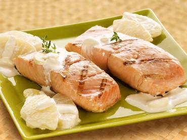 Peixe grelhado com molho de abacaxi